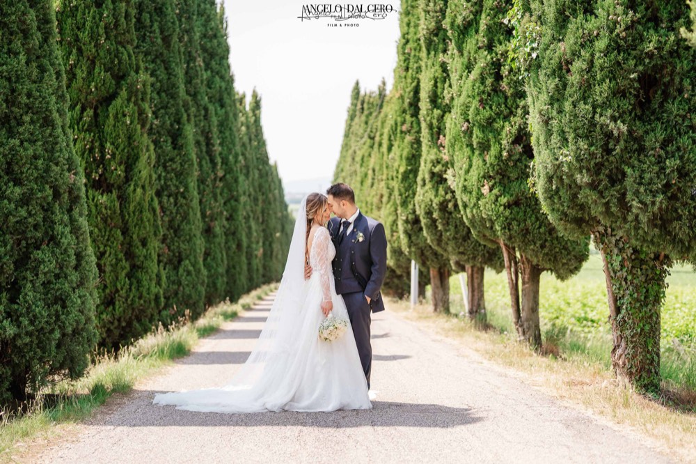 Chiara e Francesco abbracciati lungo un viale di cipressi
